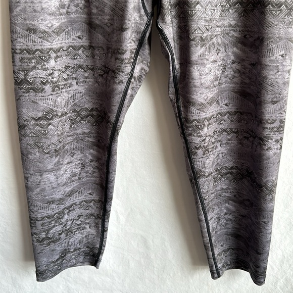 Earth Yoga gray Aztec print capris leggings, size L - Picture 3 of 7